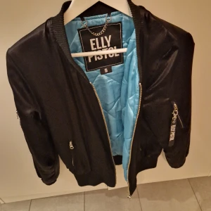 Elly pistol bomber jacka  - Bomberjacka från elly pistol i gott skick 