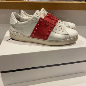  Röda Valentinos  - Ett par fina röda Valentinos som jag nu säljer eftersom att de inte kommer till mycket andvändning. Skorna har en del defekter och jag skulle säga att de är 7/10 i skick. Köpte de för 2 år sen på NK för 7000 kr och säljer nu för 2200 eftersom slitagen. ⚡️