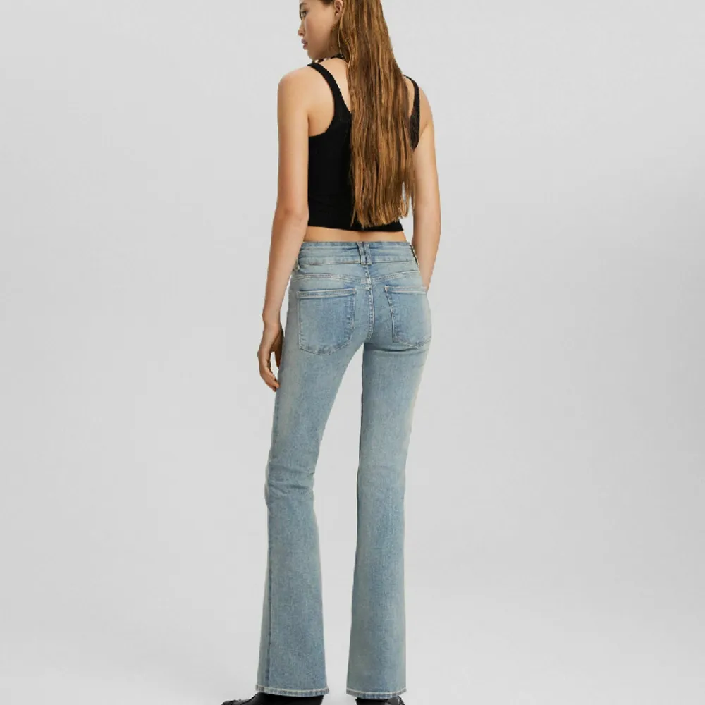 Säljer dessa trendiga jeans från bershka som är slutsålda. Endast använda 1 gång.  . Jeans & Byxor.