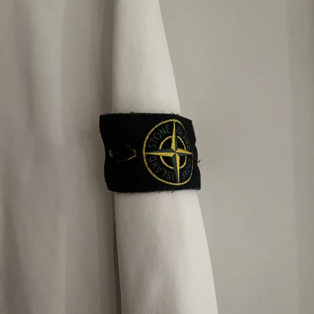 Hej!  Säljer nu min stone island tröja i topp skick 🙌 självklart äkta 👍 tveka inte på att kontakta mig vid eventuella frågor 🤝. Tröjor & Koftor.