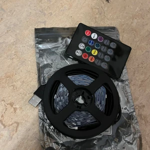 Led lights  - Helt oanvända led lights! Klistret finns fortfarande och skickar utan batteri. (Batteri 3.0V) passet för väggen,dörren och säng gaveln. Inte jätte stora!!💙