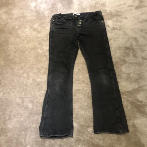 Svarta jeans från Zara - Svarta/grå lite utsvängda jeans från Zara, 164 cm 