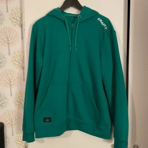 Zip Hoodie - Skön och snygg hoodie i mycket bra skick, knappt använd. Stl xxl, men passar även l. 📣Kolla gärna in mina andra annonser 🌺