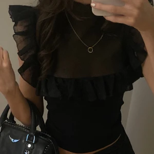 Zara topp  - Väldigt eftertraktad zara topp med volang, kan tänkas sälja vid ett bra bud