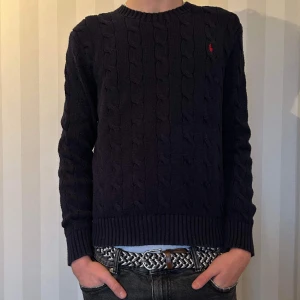 Ralph lauren sweat shirt - En sweat shirt som passar det mesta. Skick 7/10 enda defekten är ett litet hål men det är fixat hos en skräddare. Moddelen är 185 och väger 65 kilo. Tveka inte på att höra av er vid några funderingar.