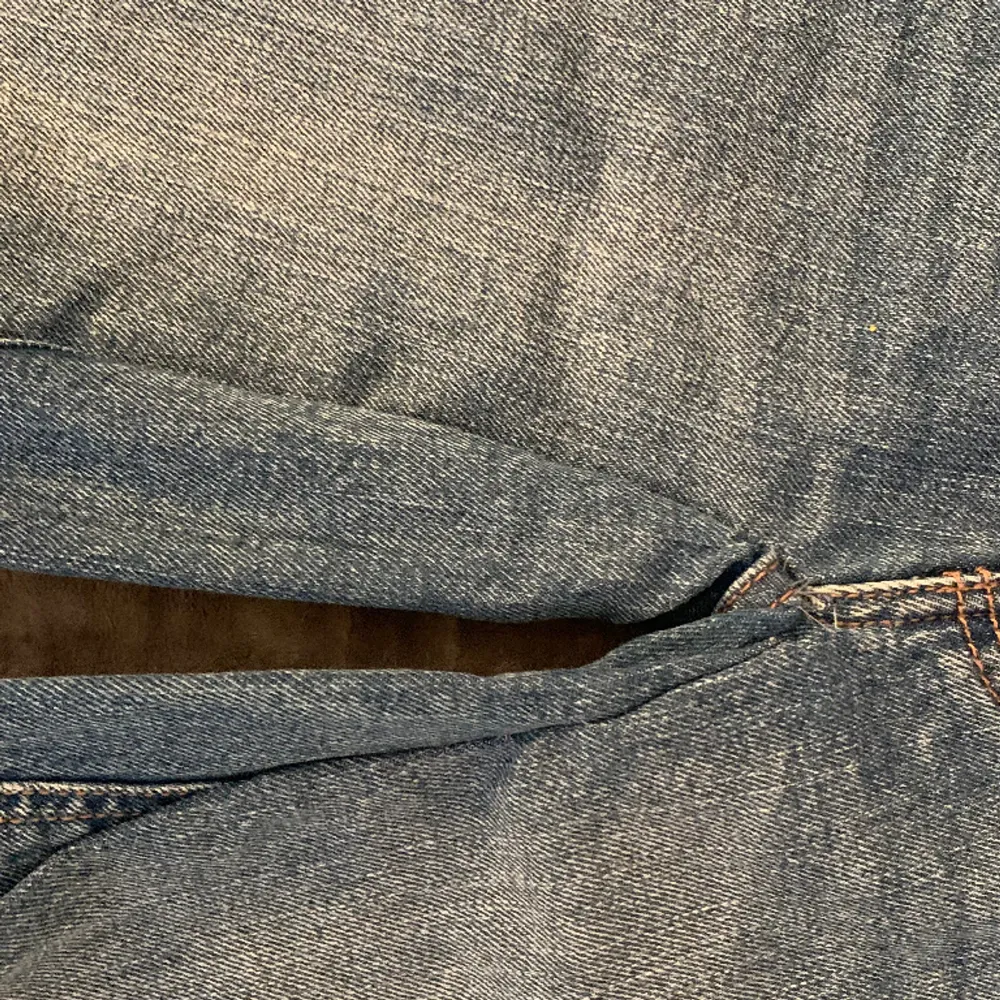 Säljer dem här byxorna från Kappahl på grund av att dem är försmå och dem gick upp mellan benen men har sytt ihop de. Priset kan förhandlas. Jeans & Byxor.