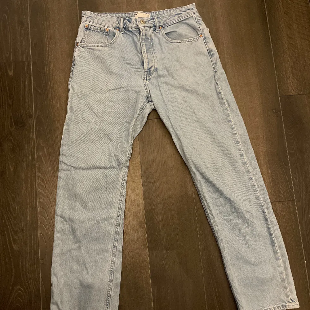 Asos Design ljusblå baggy jeans i storlek W30 L32. Använt endast några gånger, bra skick! Tveka ej med att ställa frågor!. Jeans & Byxor.