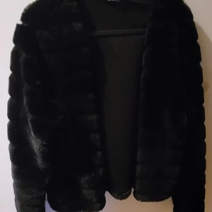 Päls jacka - Fin päls jacka ifrån gina som bara hängt i garderoben  St M , amvänd 1 gång