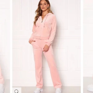 Rosa Juicy Couture-set - Säljer mitt Juicy Couture-set som är i mycket fint skick!! Både tröja och byxa är i storlek xs. 