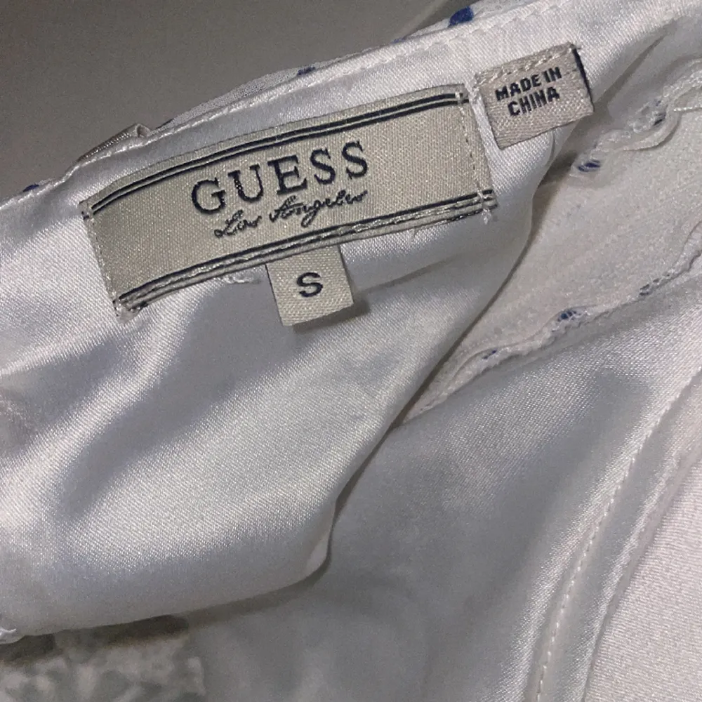 En vintage guess korsett i storlek S med lila prickar på, köpt secondhand och har själv aldrig använt den. Ser helt ny ut! . Toppar.