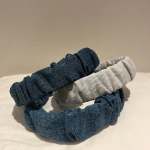 Headband ⚡️ - Jeansdiadem gjorda av UF företaget Headband ⚡️Vår idé är att återbruka jeans till att göra trendiga diadem, av kvinnor, till kvinnor, för kvinnor 💙 Finns i olika stilar och modeller! DM vid intresse ☺️BEGRÄNSAT LAGER 🚫