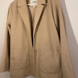 Oversized blazer - Beige kavaj i ett kraftigare material. Rak i modellen. Passar S/M. Sparsamt använd, som ny