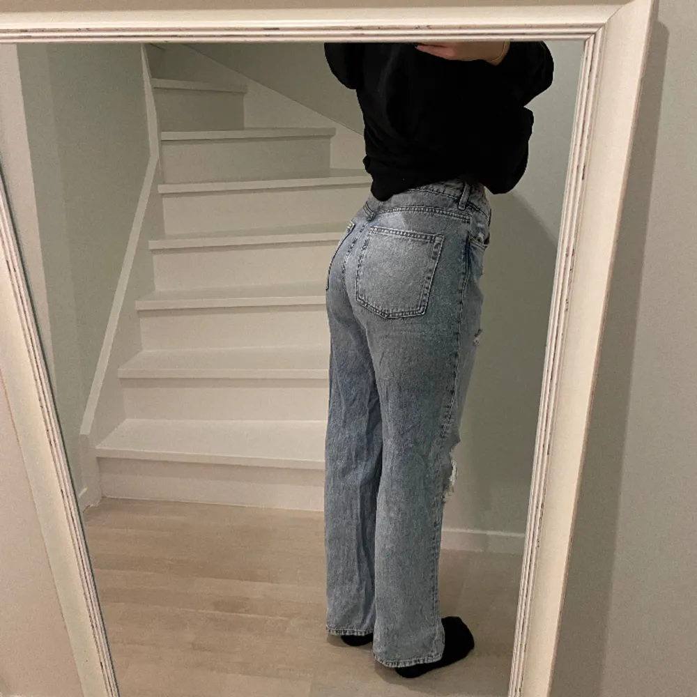 Jeans med slitningar i modellen loose straight, High waist från hm, gamla favoriter som inte kommer till användning längre men är i mycket bra skick!. Jeans & Byxor.