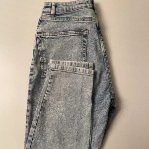 Jeans från NA-KD - Ljusblå jeans med mörkare sömmar i bra skick från NA-KD (str 34 men passar mig som brukar ha 36/38)