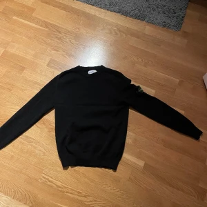 Stone island tröja  - En svart stickad Stone island tröja i bra skick.storlek S. Säljer den för att den har blivit lite för liten, skulle säga att den passar mig men är lite kort till midjan. Skriv om ni har några frågor!