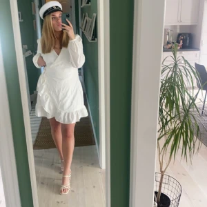Vit klänning - Säljer min studentklänning som endast är använd 1 gång. Man knyter den själv i midjan så den går enkelt att anpassa efter sin egen kroppsform.  Från Bik Bok i Strl M💖 (Ordinarie pris 599kr)