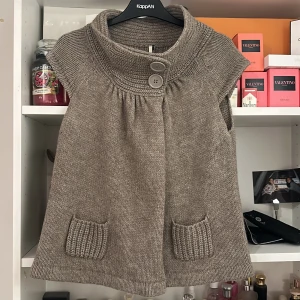 Kortärmad stickad tröja  - Såååå snygg och unik kortärmad stickad tröja😍😍😍  Fri frakt i 7 dagar frammåt!!!