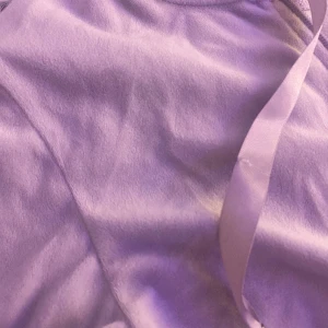 Hoddie i färgen ljuslila  - Sparsamt använd hoddie, inga märken, bra skick 