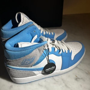 Nike Air Jordan 1 mid  - Säljer dessa Nike Air Jordan mid 1 University Blue Grey. Stl.44. Supersnygga och oanvända! Endast provade inomhus en gång pga. fel storlek.