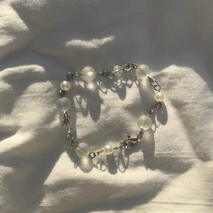 Handgjort pärlarmband - Handgjort pärlarmband med glas och akrylpärlor💗 ”Kedjan” är av rostfritt stål och böjd för hand. Alla armband kan förlängas efter behov. Skriv om du har frågor☺️