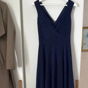 Bal/galaklänning  - Säljer nu min balklänning från 2023, använd en gång, som ny i skick  Längd från axel bak: 154  V-ringad halsringning framtill och baktill