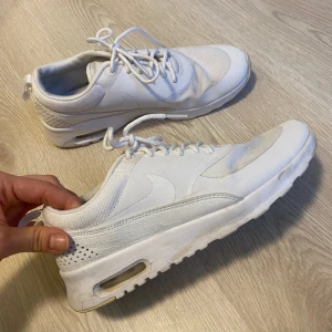 Nike air max thea - Vita sneakers Nike air max thea 38,5. Toppenskick och nytvättade!