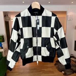 MILAN PATCHWORK LEATHER JACKET - Milan Patchwork Leather Jacket från J.Lindeberg. Nypris 8500kr Helt oanvänd, prislapp, papper etc kvar. Helt original. Lammskinn och bomull. Strl: XS, Male, men den har en Unisex modell. Skriv för fler bilder då plick bara tillåter 3 ❤️  