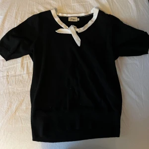 Söt tröja - kortärmad tröja i svart med vitt band vid kragen 🤍 jättesöt o passar både till vardag o mer festligt. kom gärna priv vid fler frågor o bilder 💘💘