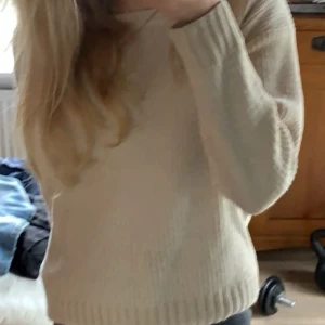 Stickad tröja - Jag säljer denna stickade beiga tröjan. Vet inte vart den kommer från, säljer då den har blivit för liten. Skriv om ni undrar något. 