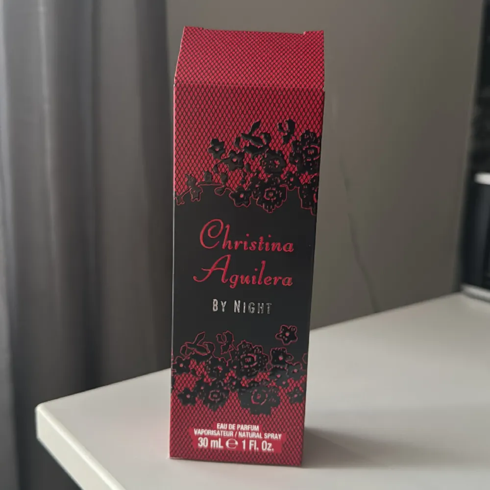 Christina aguileras parfym ”by night”, 30 ml. Öppnad och använd en gång. Köpte den för 2 månader sedan för 279 kr. (Eau de parfum). Parfym.