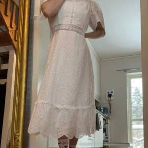 En väldigt fin vit klänning som aldrig är använd! Passar perfekt till studenten. Det står Xl men den passar även mig som är M💕