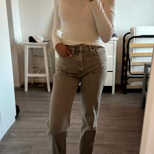 Säljer ett par snygga khaki färgade jeans från Mango❤️ ord pris 499kr Använd fåtal gånger✨