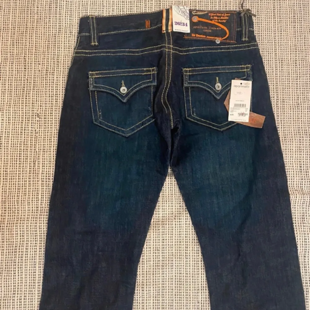 Helt oanvända och så fina low waist jeans med lapparna kvar! Storlek 26/34  Midjemått:37,5cm Innerbenslängd:88cm Originalpris är 949kr. Jeans & Byxor.