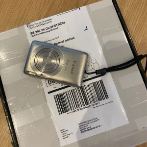 DIGITALKAMERA - Säljer min digitalkamera som jag har haft med mig överallt. Har införskaffat mig en ny men det är inga defekter på denna. Funkar perfekt, blixt finns och den är enkel att använda. 