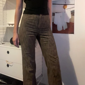 Jäättefint mönstrade byxor - Bruna älskade fina byxor. Jag har sytt in dom, köpta secondhand. Strl S passar en XS lite lösare bara men likq snyggt! Jag är 172cm