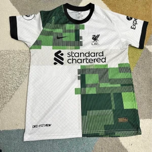 Fins de någon som säljer en för bra pris i sorlek 158-164 eller s -  Ska köpa till en kompis 