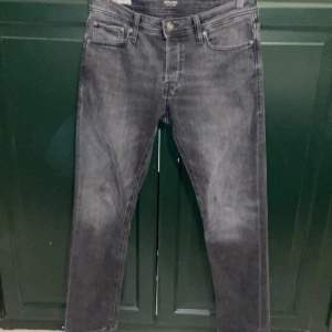 Hej! Säljer mina svarta Jack and Jones jeans eftersom de är för stora. Använda ett fåtal gånger och i mycket bra skick. Nypris 400kr mitt pris 150kr
