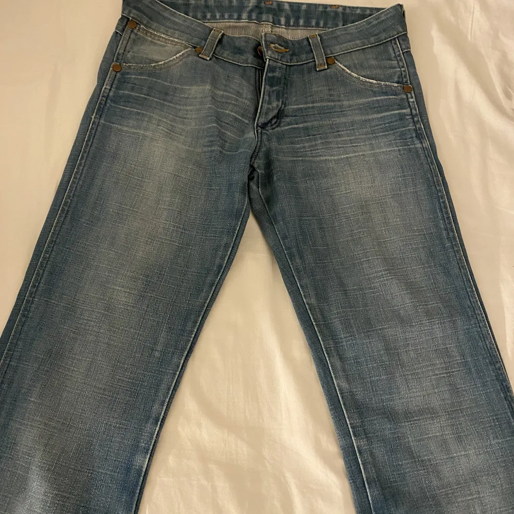 Säljer dessa super fina Wrangler jeansen nytt skick och inga defekter använda få gånger.💗💗 funkar på liten s och xs . Jeans & Byxor.