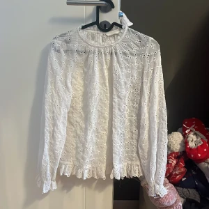 Blus - Superfin vit blus perfekt till vardags eller fest! Fint skick🤗 kan inte hitta storlek men sitter som en S.