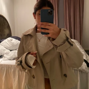 Kort trench coat - supersnygg trenchcoat från London Fog, köptes lång men sydde upp hos en sömmerska💞💞passar alla mellan xs-m. Kontakta gärna för fler bilder. 