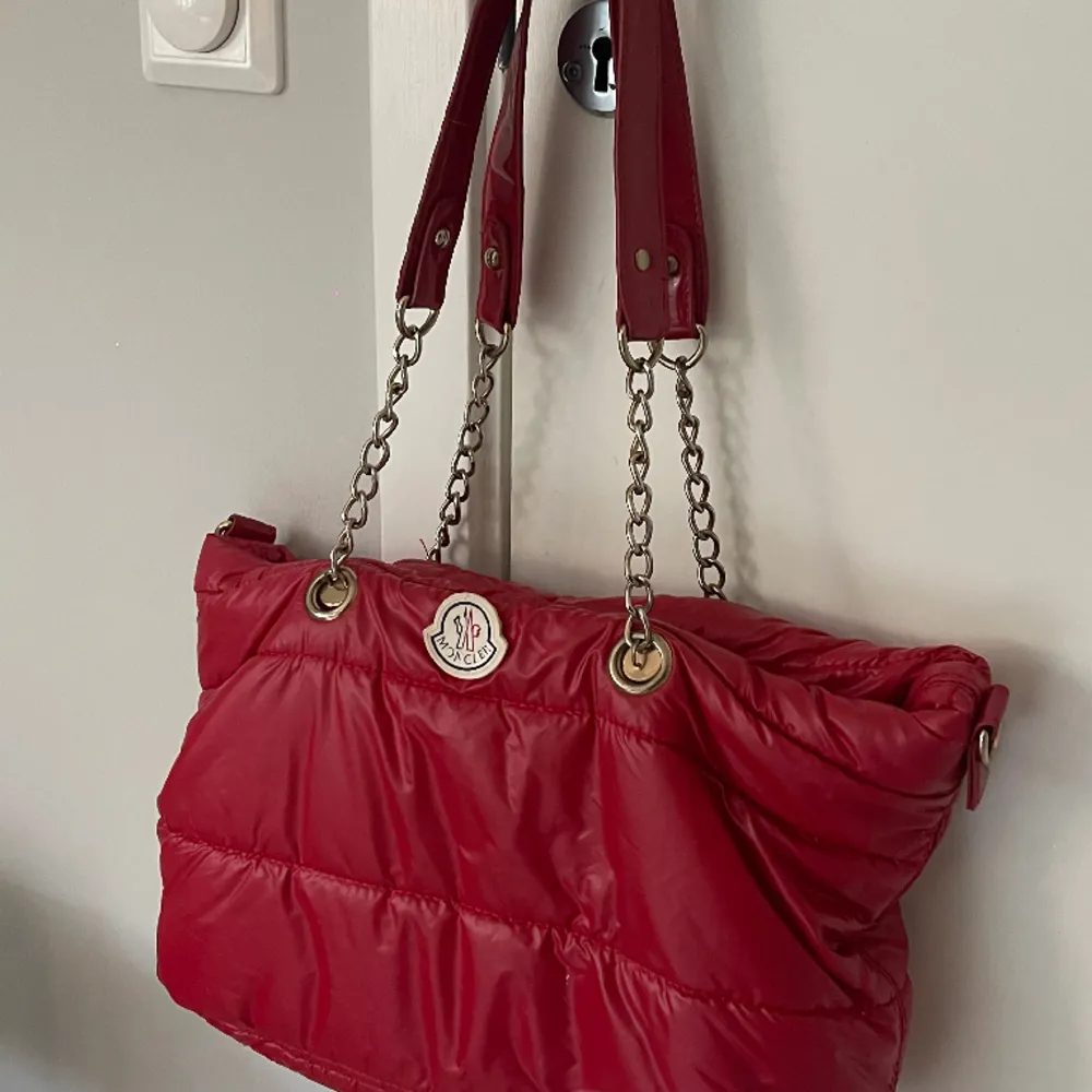 Jättesnygg röd väska köpt second hand. (Vet ej om den är äkta men skulle tro att den är fejk)💗Defekter förekommer💗. Väskor.