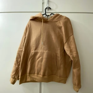 Basic kofta - Kofta med huva fin skick inga defekt.  Storlek S lite oversized 