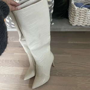 Snygga knähöga boots💗 - Aldrig använda pga för små för mig som har storlek 39💗 Köpta i Australien💗(Dem är i storlek AU 8 = 39 men dem är små i storlek så jag skulle säga 38)