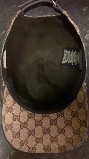 Gucci keps  - hej! Jag vill sälja min fina gg keps köpt ny på Gucci 3700 ish, sicket är 7/10 har användt den 4-5 Månader skriv mer för mer info!