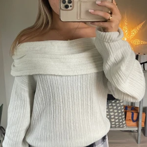 Slutsåld off shoulder tröja från Nelly💗 - Jättesnygg off shoulder tröja från Nelly💗Oanvänd och passar storlek xs-m💗