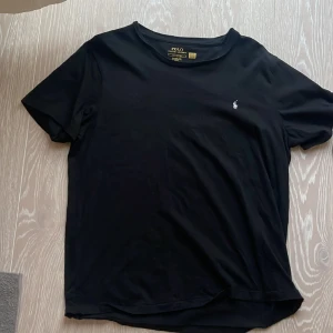 Ralph Lauren T-shirt - Svart raffe t-shirt i strl L. Kan passa M. Använd väldigt lite, 10/10 skick!  