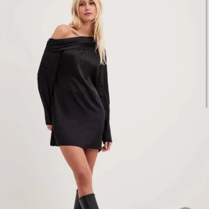 Nyårs klänningen  - Säljer denna snygga klänningen från NA-KD den är helt oanvänd och lappen är kvar. Den är helt slutsåld på hemsidan. Nypris 549 Jag är 167 cm och om ni har frågor eller vill ha fler bilder på klänningen är de bara att skriva.💕
