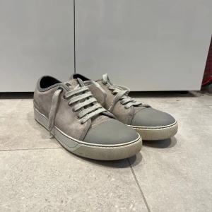 Lanvin - Jättefina Lanvins, skicket är 10/10 inga defekter eller annat, endast använda enstaka gånger. Dem är i färgen grå. Storlek: UK7- 41-42