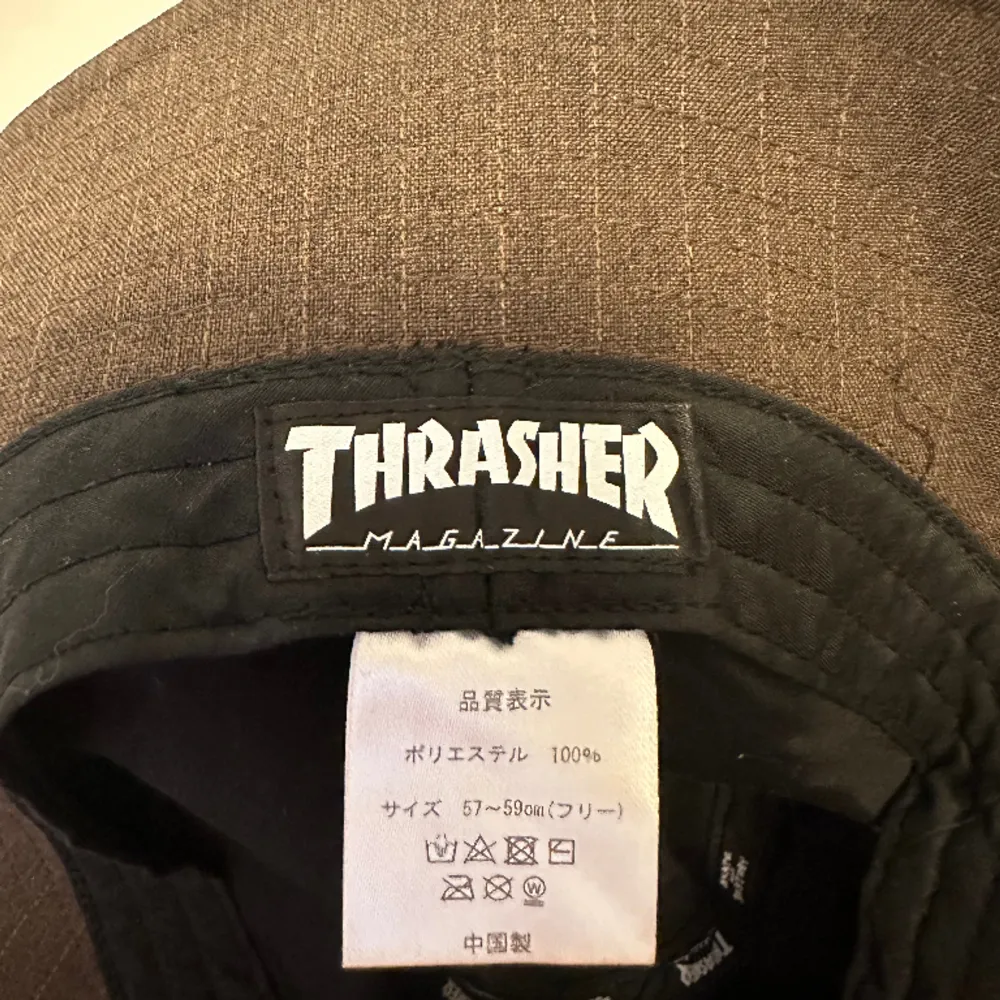 Säljer min buckethat från thrasher. Köpt i Osaka, Japan. Använd fåtal gånger och nyskick då den köptes för några månader sedan. Nypris ca 300kr (4,500¥). . Accessoarer.