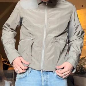 Lou Dalton jacka - Tunn jacka i storlek M. Croppad passform, passar som S/M. Nypris ca 6000. Väldigt fin konstruktion och kvalitet med olika paneler och detaljer.